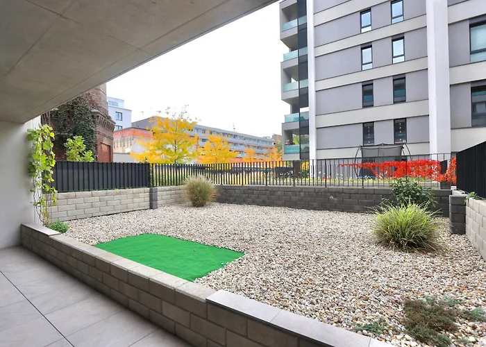 Modern • Garden • Near The Center *